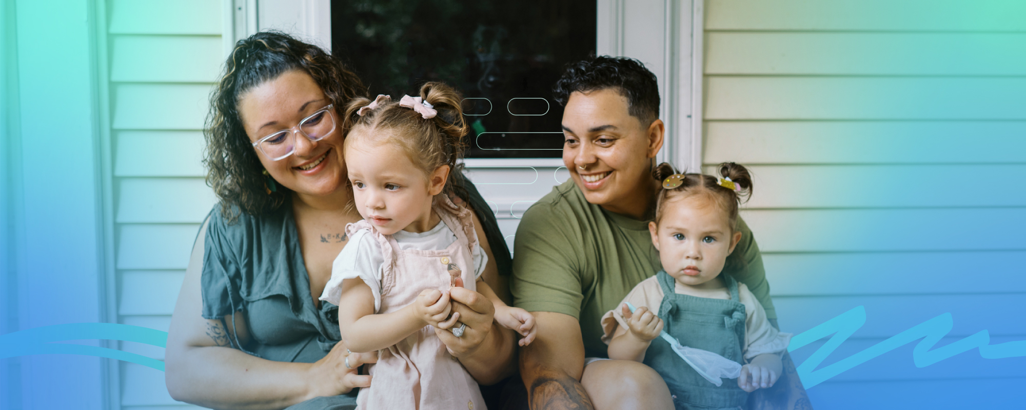 EMC-116A2_HomepageBanner-D_V1.0 Family with two young children